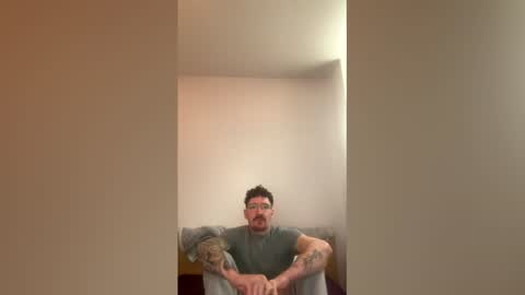 Snapshot of damo111694 chatting on 8, 3, 2026 damo111694 online show from 8, 3, 2026