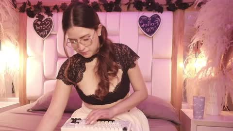 daphne_and_roger online show from 8, 4, 2026