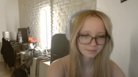 Snapshot of deeannnye chatting on 27, 5, 2026 Amanda online show from 27, 5, 2026