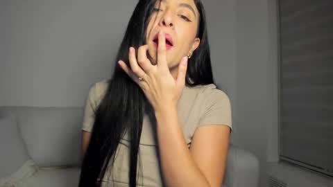 Snapshot of diana_jones_ chatting on 17, 12, 2025 POCA online show from 17, 12, 2025