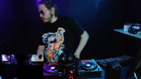 Snapshot of dj_capitain_claw chatting on 2, 2, 2025 Adrian Arturo online show from 2, 2, 2025