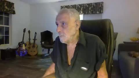 Snapshot of dogluc7 chatting on 4, 12, 2024 dogluc7 online show from 4, 12, 2024