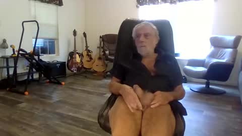 Snapshot of dogluc7 chatting on 2, 2, 2025 dogluc7 online show from 2, 2, 2025