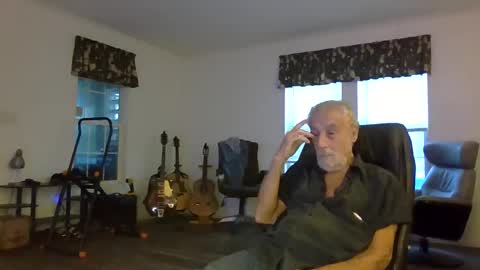 Snapshot of dogluc7 chatting on 2, 3, 2025 dogluc7 online show from 2, 3, 2025