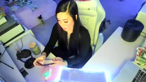 DOLLLFACE online show from 14, 12, 2025