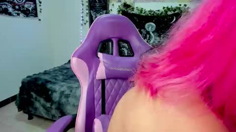 Snapshot of dolly_bones chatting on 18, 10, 2025 dolly_bones online show from 18, 10, 2025