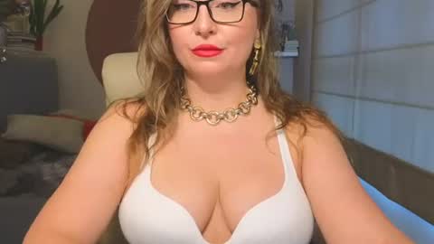 Snapshot of dom_mummy chatting on 19, 7, 2026 DOM MUMMY online show from 19, 7, 2026