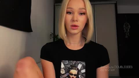 Snapshot of doublesees chatting on 23, 4, 2026 MOLLYYYY dont forget to give me a thumb up online show from 23, 4, 2026