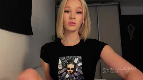 Snapshot of doublesees chatting on 23, 4, 2026 MOLLYYYY dont forget to give me a thumb up online show from 23, 4, 2026