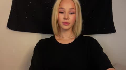 Snapshot of doublesees chatting on 24, 4, 2026 MOLLYYYY dont forget to give me a thumb up online show from 24, 4, 2026