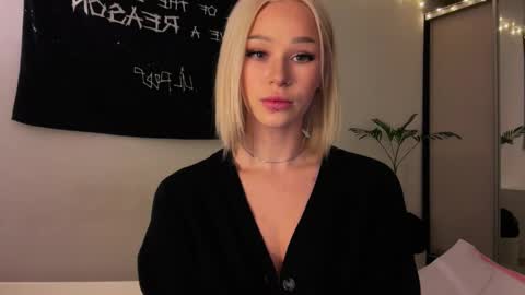 Snapshot of doublesees chatting on 27, 4, 2026 MOLLYYYY dont forget to give me a thumb up online show from 27, 4, 2026