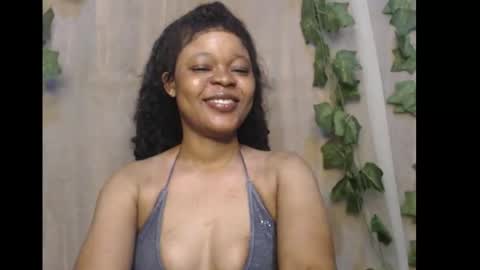 Snapshot of dripqueenx chatting on 19, 12, 2025 linda online show from 19, 12, 2025