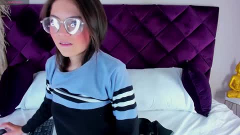Snapshot of dulcevela chatting on 5, 3, 2025 dulcevela online show from 5, 3, 2025