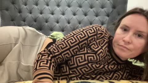 Nadia Ferreira  online show from 8, 12, 2024