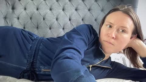 Nadia Ferreira  online show from 12, 11, 2025