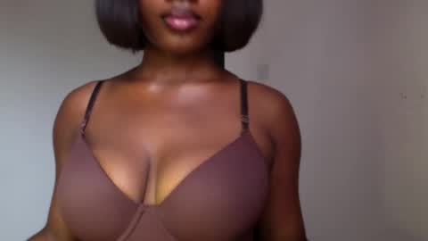 Snapshot of ebony_pussy98 chatting on 29, 4, 2026 delilah online show from 29, 4, 2026