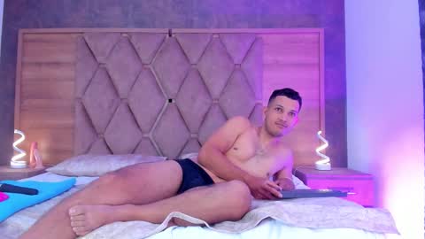 Snapshot of eimyandmaxi chatting on 15, 11, 2025 YG COUPLE online show from 15, 11, 2025