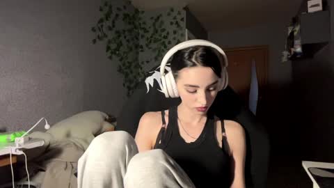 Snapshot of elinorashfield chatting on 25, 5, 2026 Milica online show from 25, 5, 2026