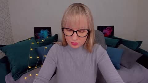 Snapshot of elisabethmills chatting on 2, 2, 2025 Elisabeth online show from 2, 2, 2025