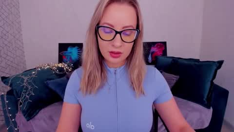 Snapshot of elisabethmills chatting on 10, 3, 2025 Elisabeth online show from 10, 3, 2025