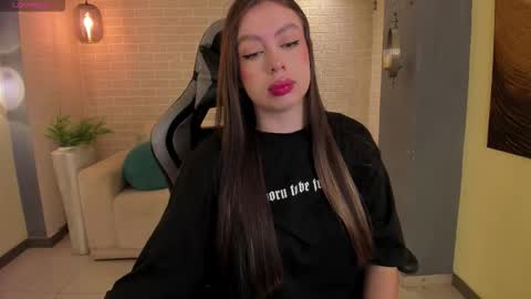 EllaClark online show from 19, 10, 2025