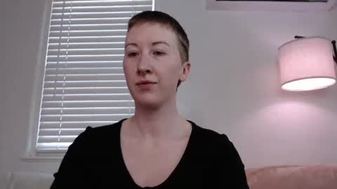 Ellie Rowyn online show from 4, 12, 2025