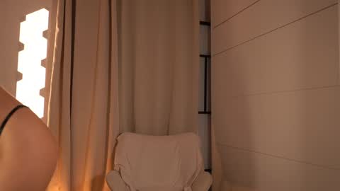 Caroline-ellin online show from 3, 12, 2025