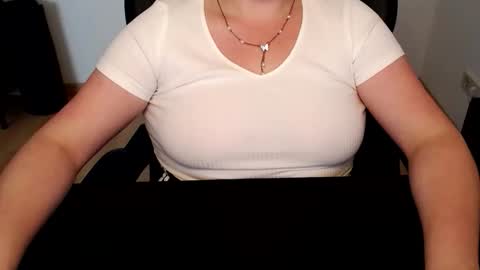 Snapshot of elly_petite chatting on 4, 6, 2026 Elly online show from 4, 6, 2026
