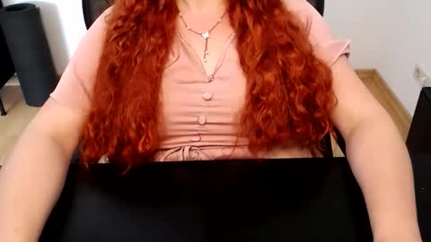 Snapshot of elly_petite chatting on 5, 6, 2026 Elly online show from 5, 6, 2026