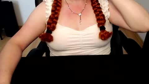 Snapshot of elly_petite chatting on 16, 6, 2026 Elly online show from 16, 6, 2026