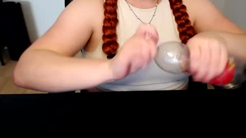 Snapshot of elly_petite chatting on 17, 6, 2026 Elly online show from 17, 6, 2026