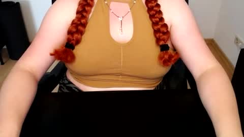 Snapshot of elly_petite chatting on 18, 6, 2026 Elly online show from 18, 6, 2026