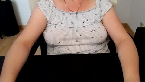 Snapshot of elly_petite chatting on 29, 6, 2026 Elly online show from 29, 6, 2026