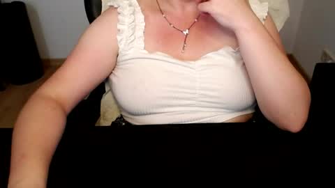 Snapshot of elly_petite chatting on 30, 6, 2026 Elly online show from 30, 6, 2026