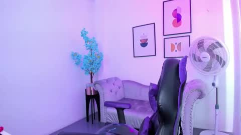 Snapshot of ema_louisx chatting on 19, 1, 2025 Ema louisx  online show from 19, 1, 2025