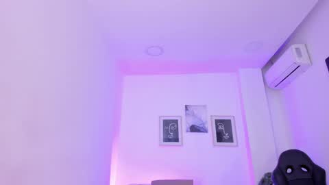 emelie_89 online show from 4, 2, 2025