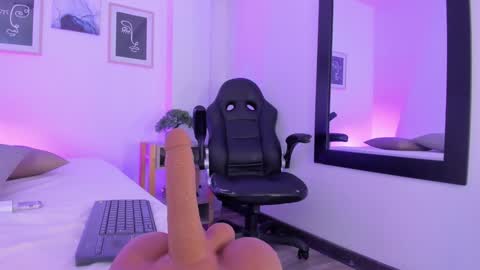 emelie_89 online show from 5, 2, 2025