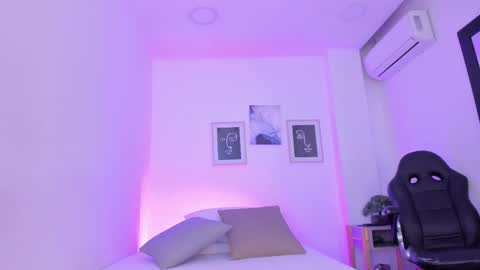 emelie_89 online show from 19, 2, 2025