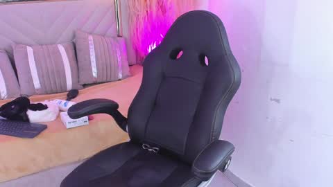 Snapshot of emelie_ch_ chatting on 12, 12, 2024 Emily  online show from 12, 12, 2024