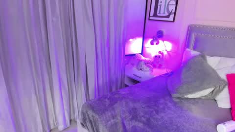 Snapshot of emelie_ch_ chatting on 20, 12, 2024 Emily  online show from 20, 12, 2024