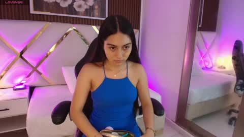 Snapshot of emelie_ch_ chatting on 8, 5, 2026 Emily online show from 8, 5, 2026