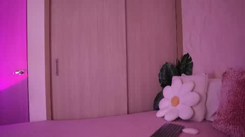 Snapshot of emiily_bell chatting on 19, 7, 2026 online show from 19, 7, 2026
