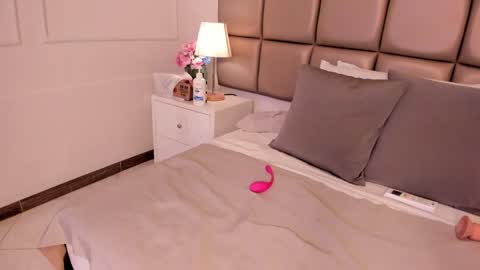 EMILY ROBERTS online show from 7, 2, 2025