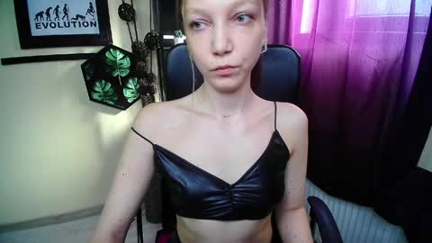 Snapshot of emilly_xkiss chatting on 14, 5, 2026 Emilly online show from 14, 5, 2026