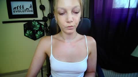 Snapshot of emilly_xkiss chatting on 24, 6, 2026 Emilly online show from 24, 6, 2026