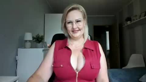 Snapshot of emillykiss chatting on 4, 7, 2026 EmillyLove online show from 4, 7, 2026