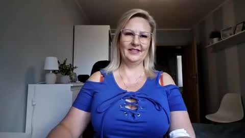 Snapshot of emillykiss chatting on 20, 7, 2026 EmillyLove online show from 20, 7, 2026