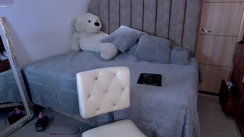 Snapshot of emily_____ chatting on 28, 10, 2025 emily valentina online show from 28, 10, 2025