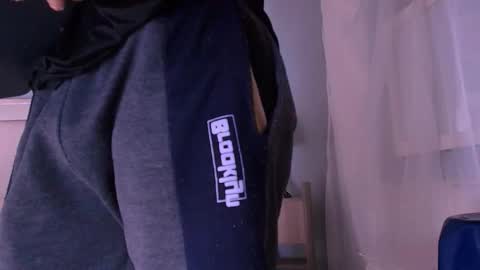 Snapshot of emily_castillo1_ chatting on 5, 1, 2026 emily_castillo1_ online show from 5, 1, 2026