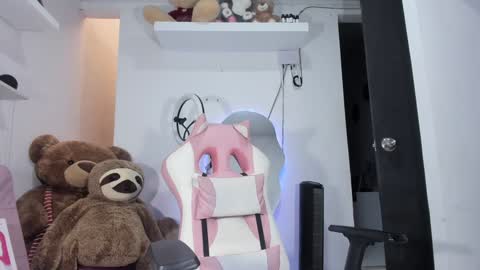 emily_palmeer online show from 8, 1, 2025